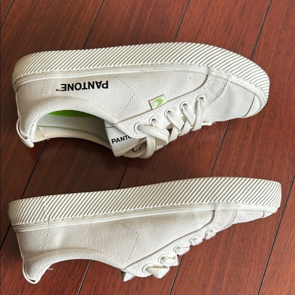 Cariuma White Sneakers - Picture 4 of 6